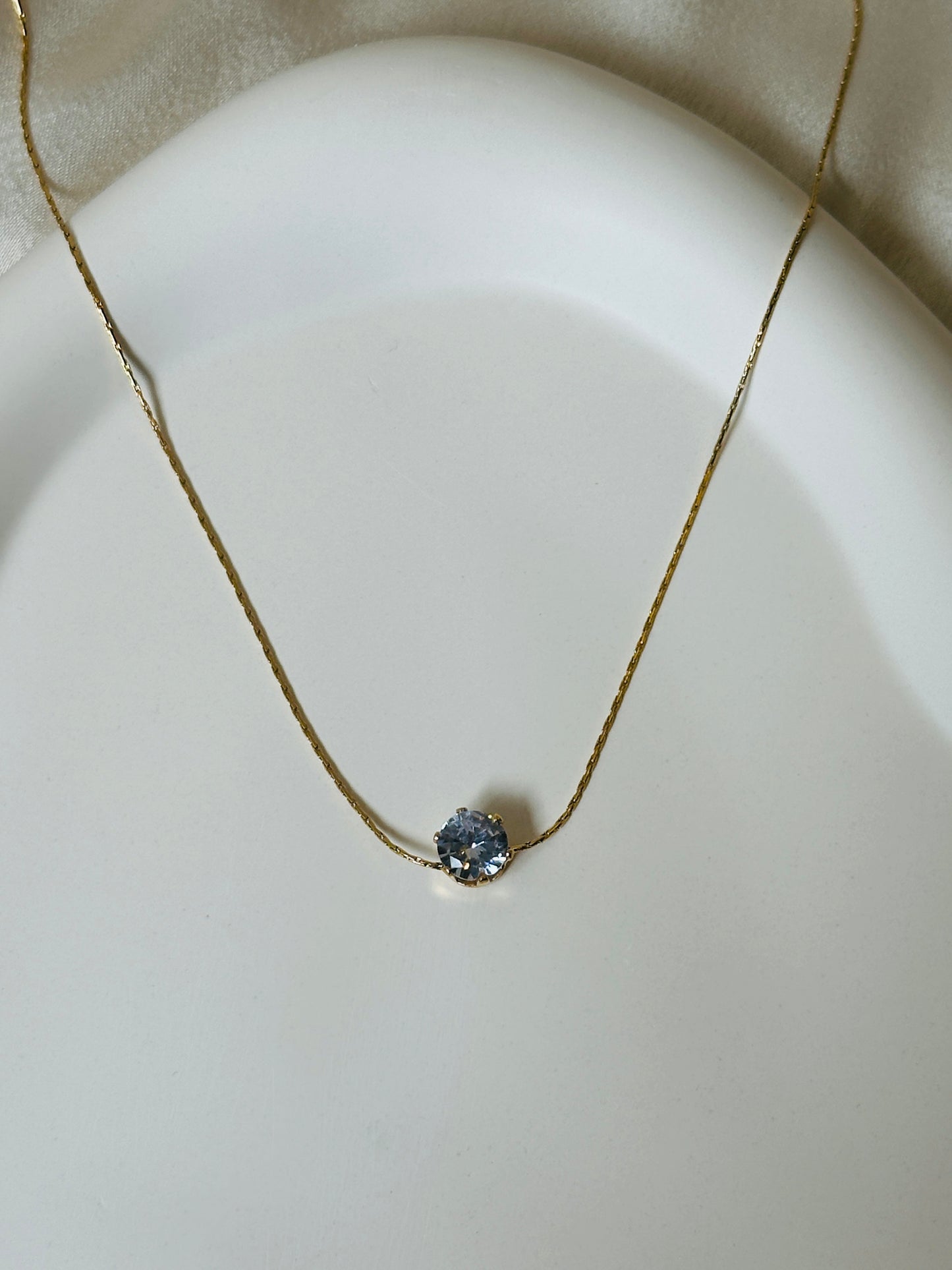 ASTRA SOLITAIRE GLOW NECKLACE