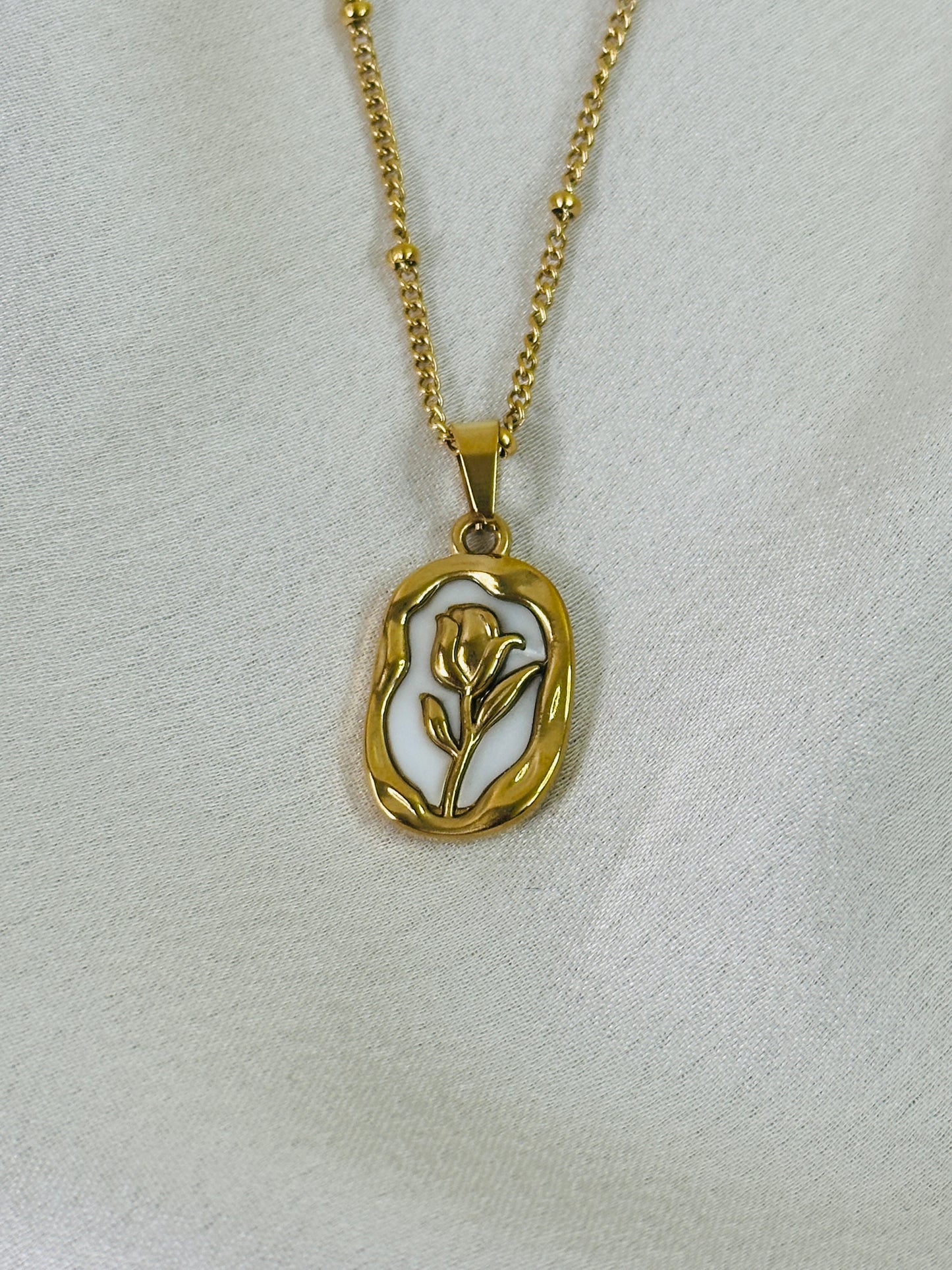 Flower Themed pendant Necklace