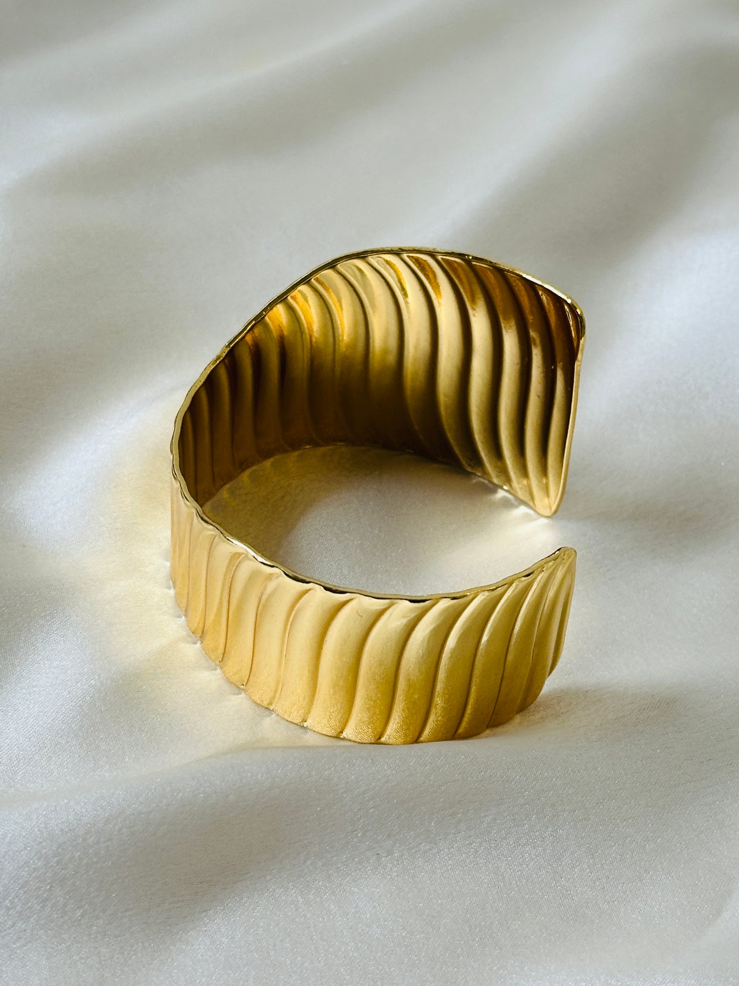 GOLDEN WAVE CUFF BRACELET