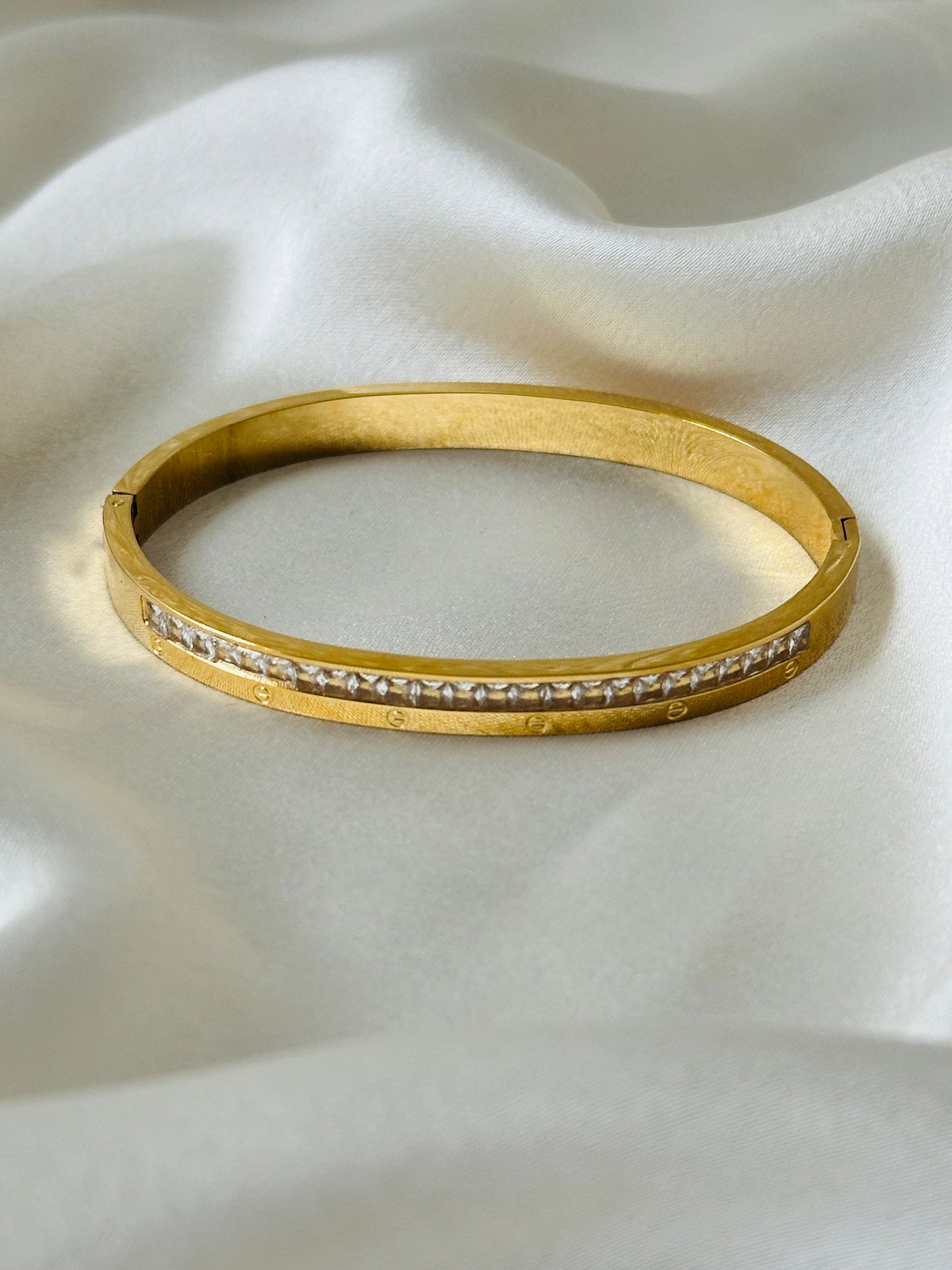 STUDDED THIN WRIST BRACELET