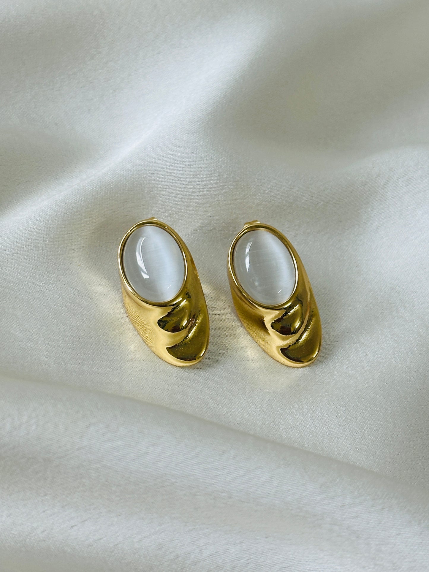 Elegant Pearl stud earrings