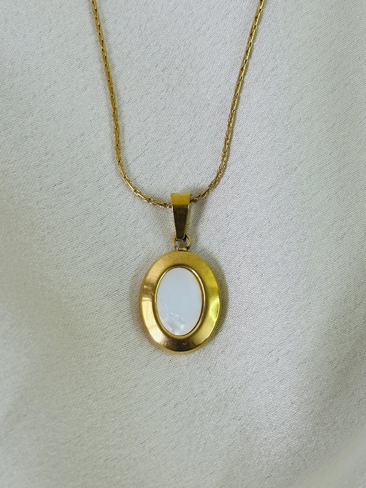 Eterna Oval Pentant Necklace