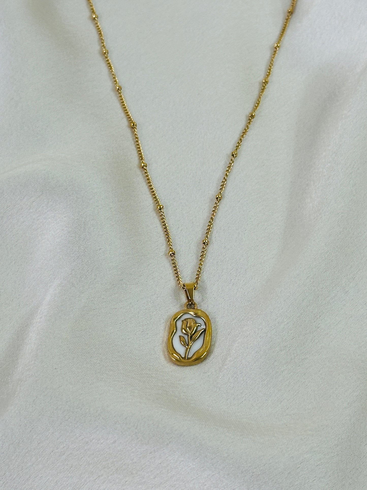 Flower Themed pendant Necklace