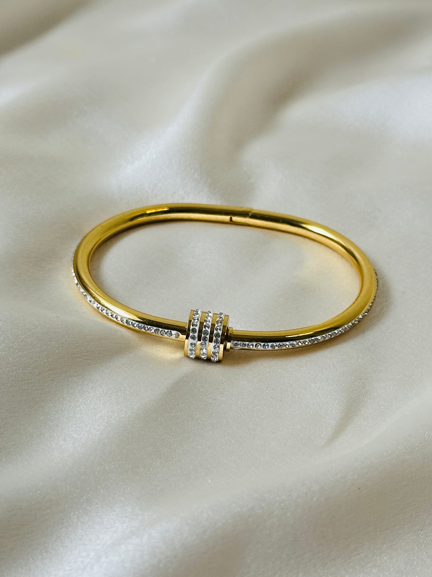 SERENE SPARK MINIMAL BANGLE