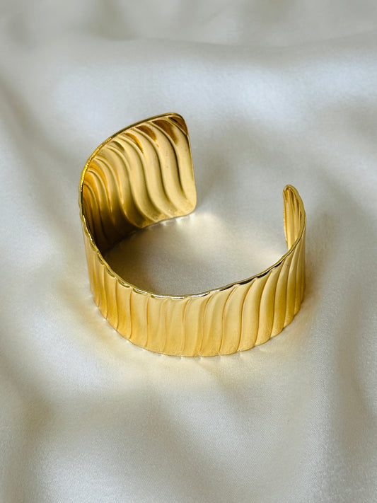 GOLDEN WAVE CUFF BRACELET