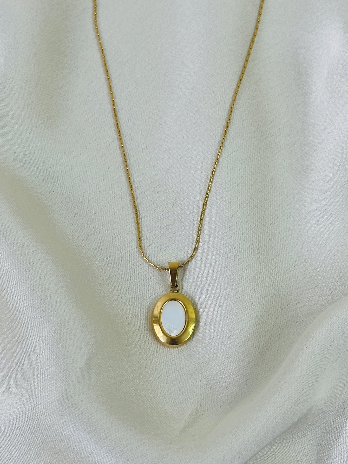 Eterna Oval Pentant Necklace