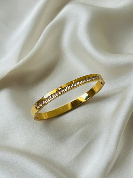 STUDDED THIN WRIST BRACELET